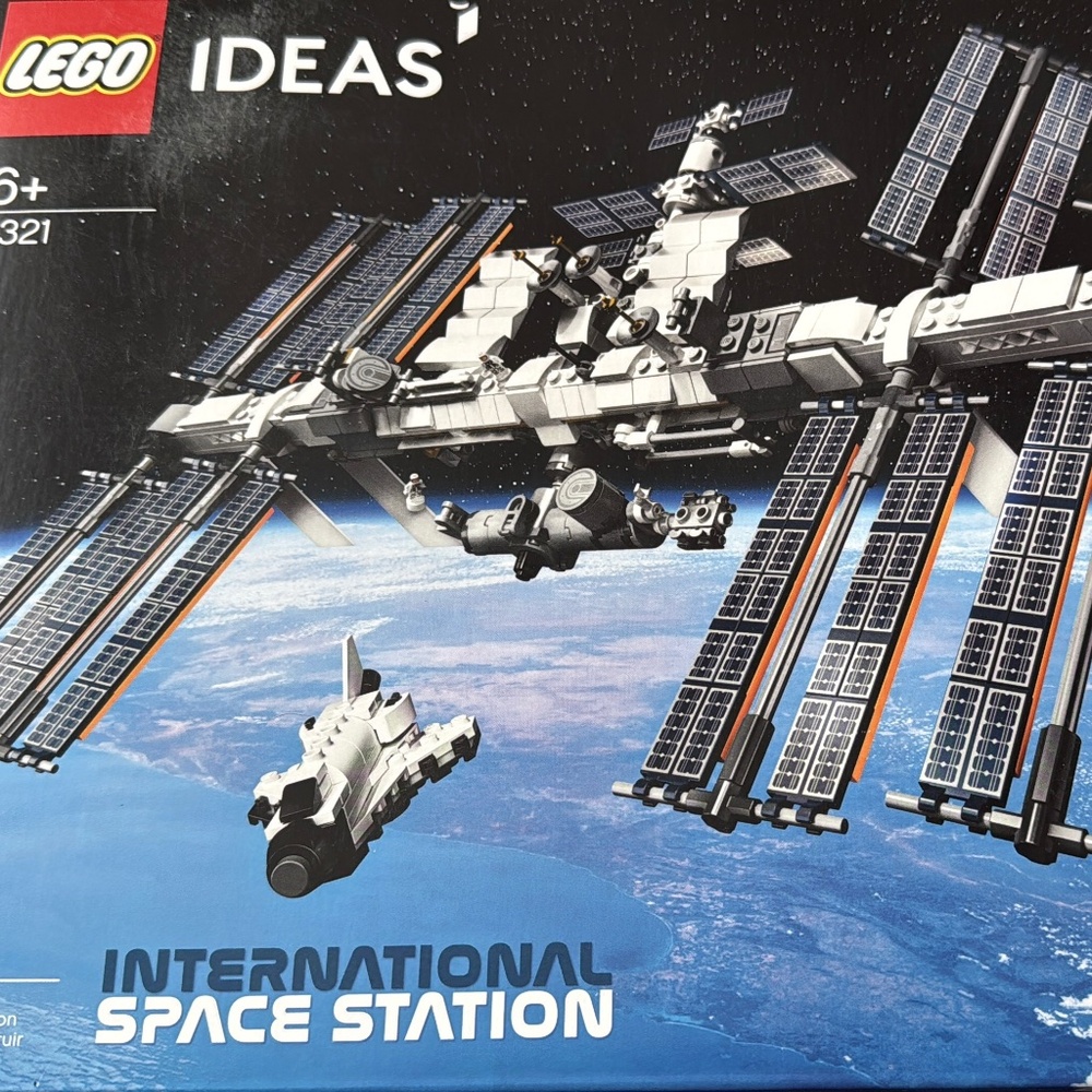LEGO Ideas: International Space Station (21321) - Picture 2 of 5